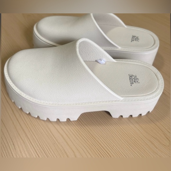 Platform Clogs - Picture 5 of 7